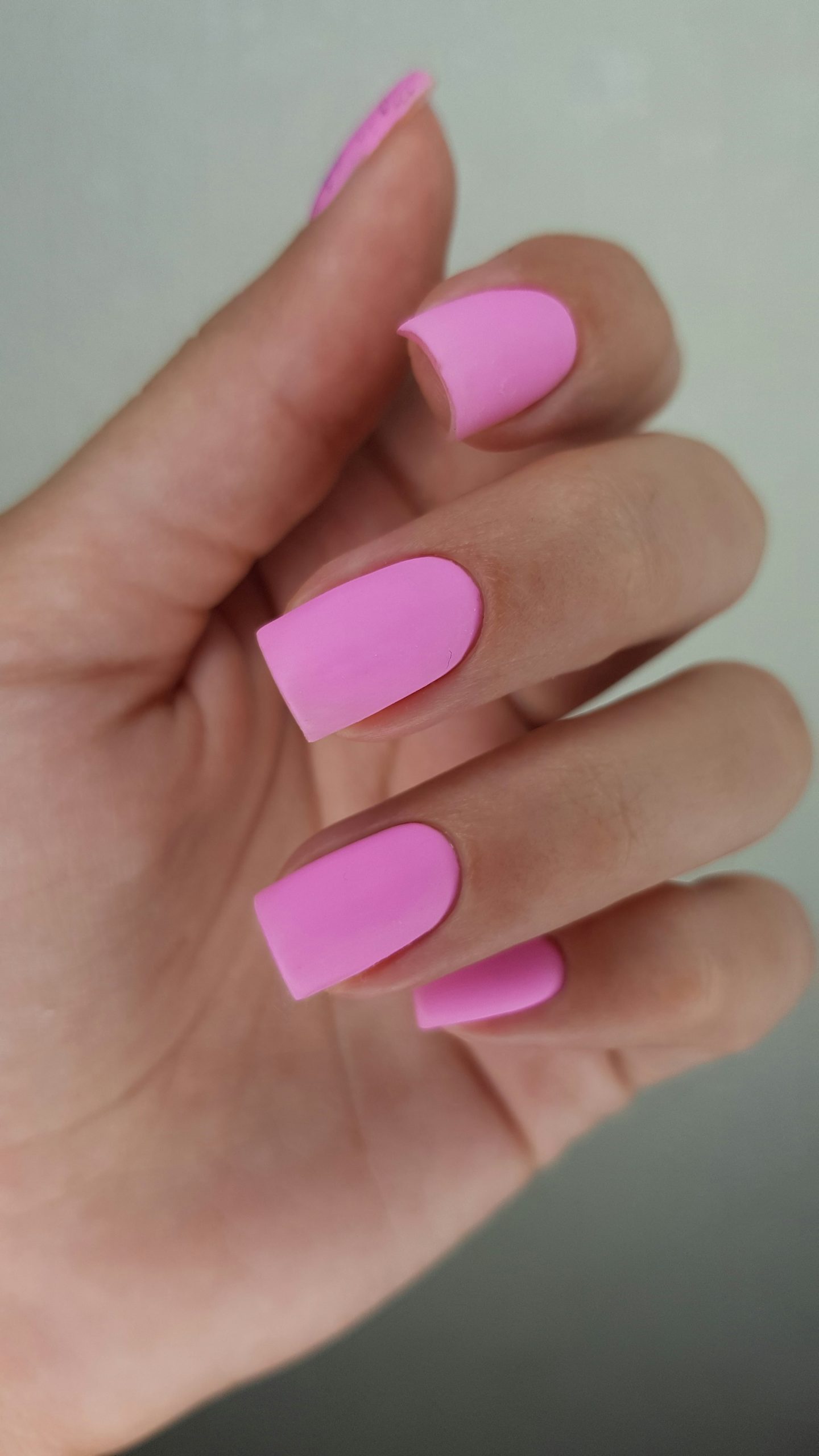 Short matte pink square nails